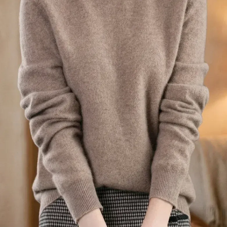 Beatrice Crew Sweater — Gray lower garment detail
